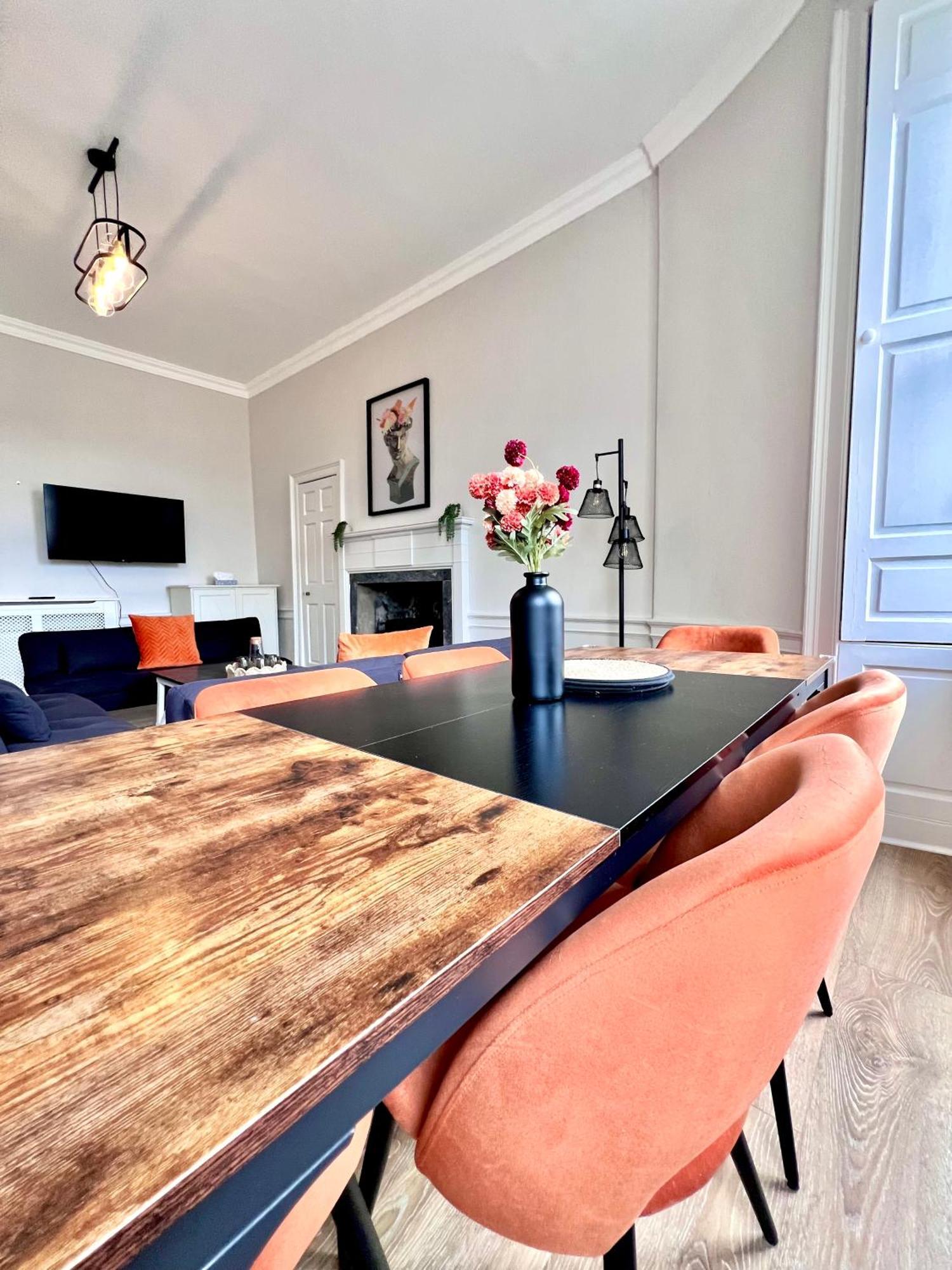 Heart Of The City- 3 Bedroom Oasis *